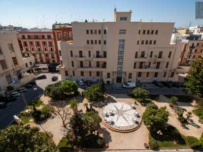 Entriamo dall�ingresso laterale sud, introdotto da un portico: ci conduce in un piccolo ambiente che d� accesso al cortile dell�edificio, caratterizzato da una grande rosa dei venti posta al centro dell�area verde